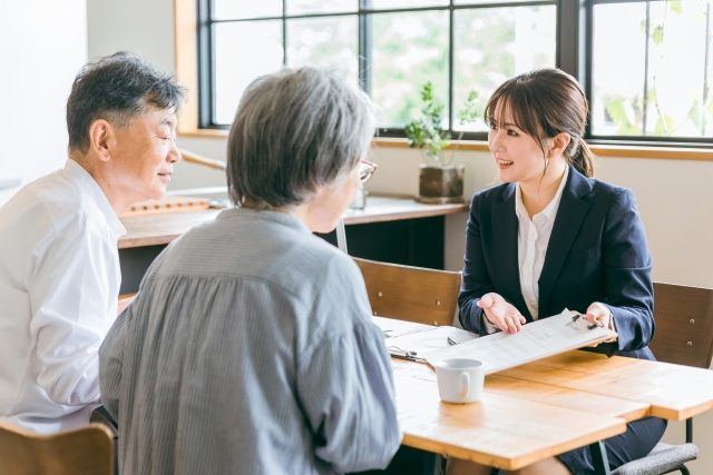 クライアントの話に耳を傾ける面談の様子
